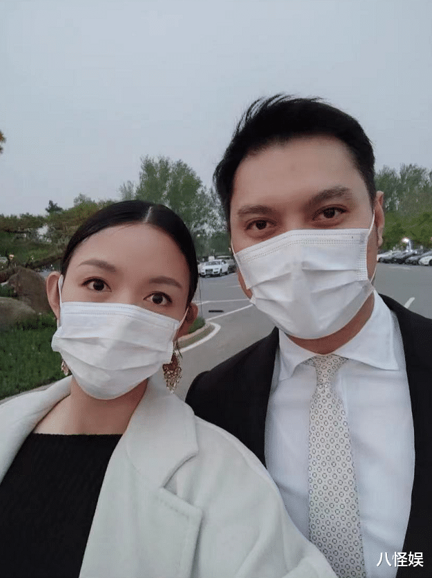 |张梓琳曝当妈压力，需平衡俩女儿关系，母亲节被宝贝夹吻幸福爆棚