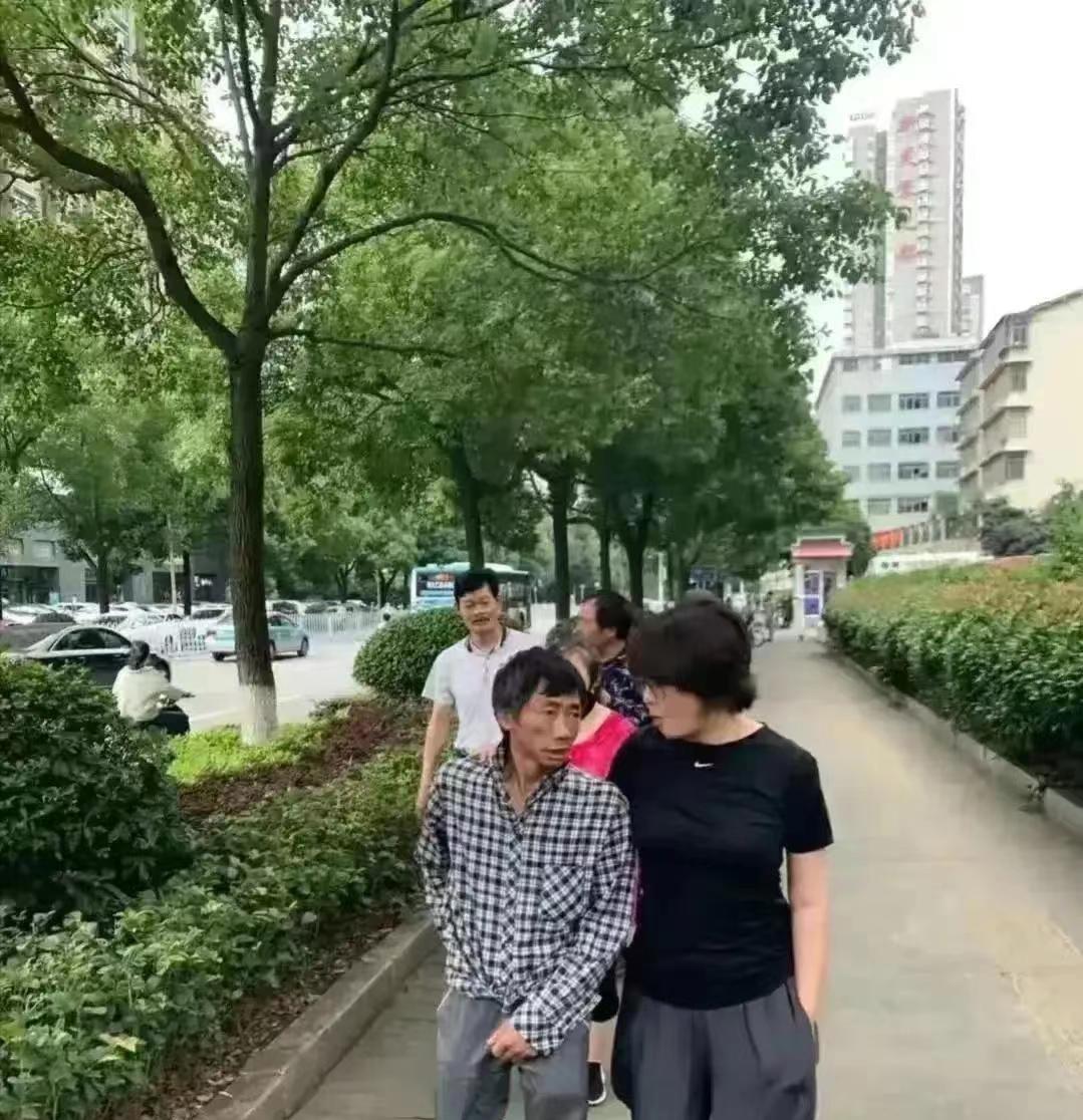 护肤 袁立从女神变大哥，与男士勾肩搭背不顾形象，黑T随性但短发邋遢