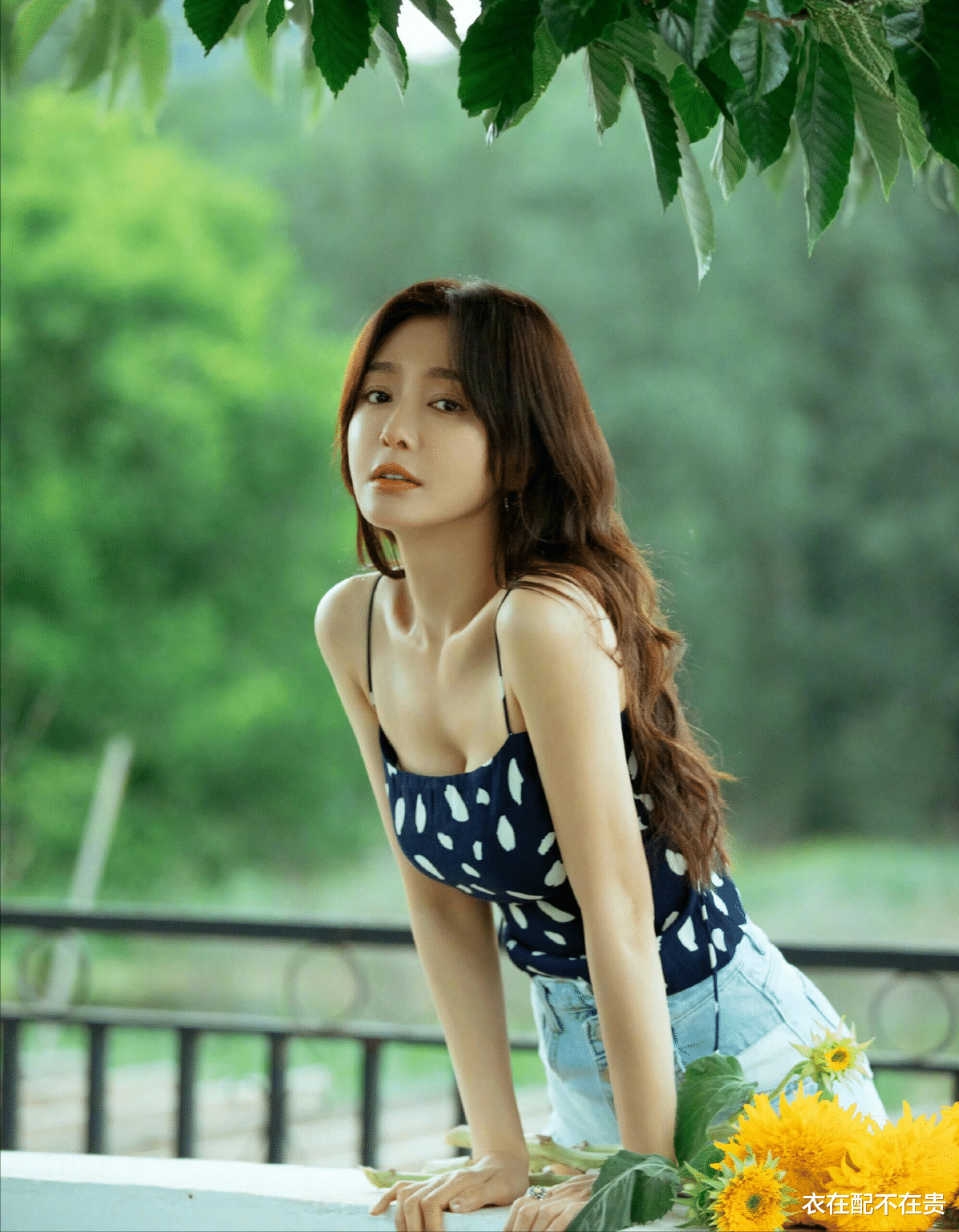 秦岚|秦岚看着不像44岁，用“上深下浅”法打造好比例，身材曼妙似少女