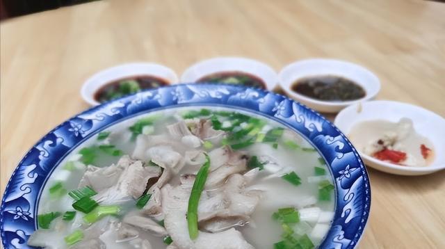 古镇|四川小伙带女朋友出游，在千年古镇上点了2荤1素，姑娘说了2个字