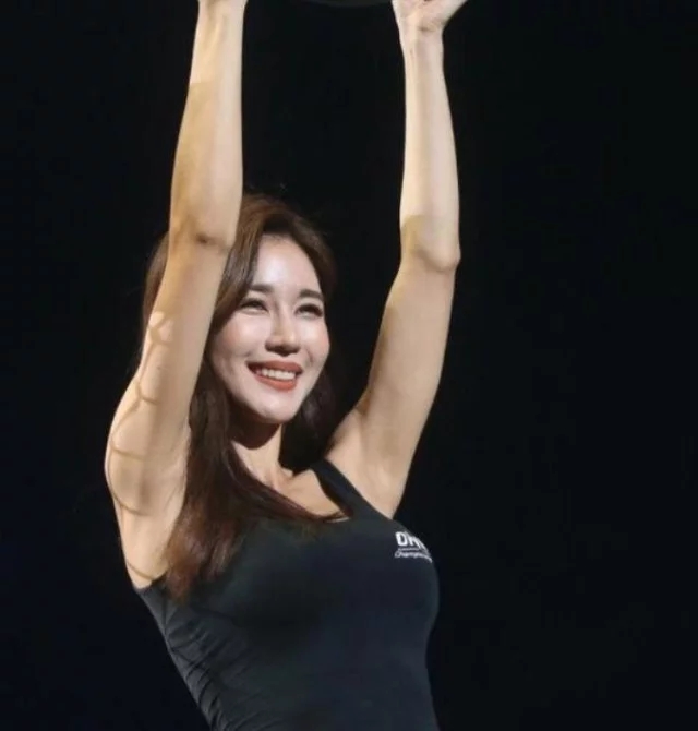 超a的拳击赛场中的举牌女郎相貌出众气质独特