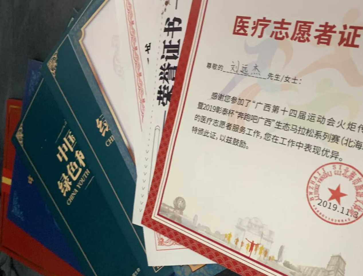 人与人|00后大学生: “找工作太难,没有面试的机会”,看到简历我笑了