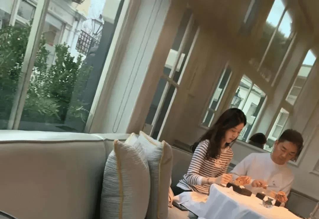 运动 刘强东与28岁的妻子在餐厅约会！章泽天穿着温婉，皮肤白皙如婴儿