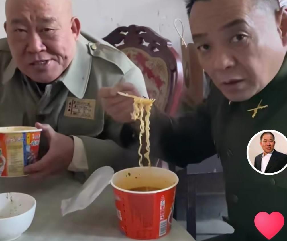 谢娜|66岁老戏骨曝光拍摄现场!屋内简陋直呼好冷,吃泡面吹暖风显心酸