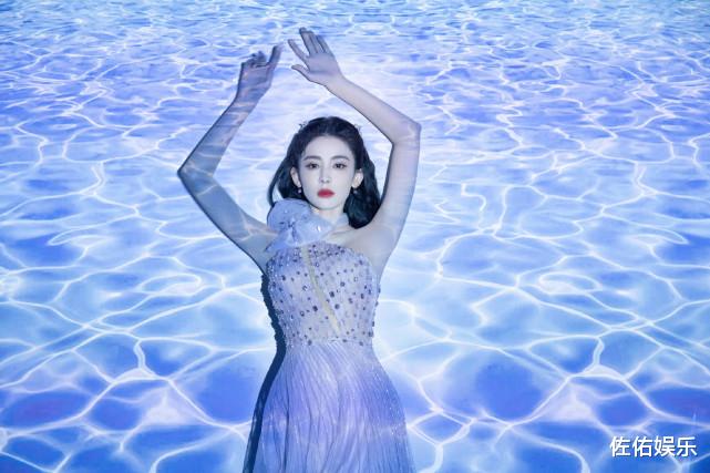 古力娜扎|古力娜扎晒健身美照,脸蛋精致曲线迷人,展示超强柔韧性