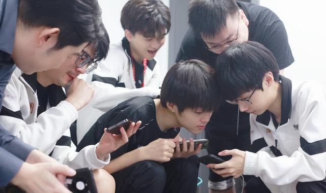 FMVP|WB出征名单：FMVP暖阳没有替补，梓墨被寄予厚望，贝克曼成粘合剂