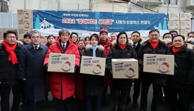 女人味 韩国第一夫人新造型美到我!把头发梳起来后更美艳,太有女人味了