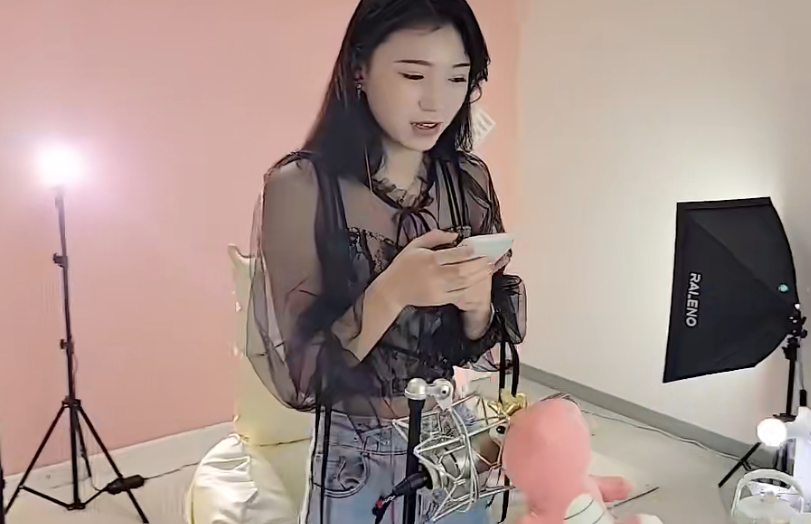 钱小佳是这样的?上来就翻人家衣柜,不怕阿涵的搓衣板吗