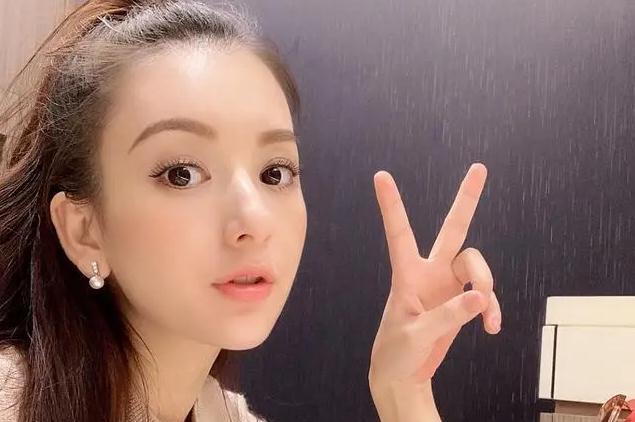 方媛|天王嫂方媛晒带娃日常，展露素颜抱2女儿喂饭，为郭富城牺牲太多