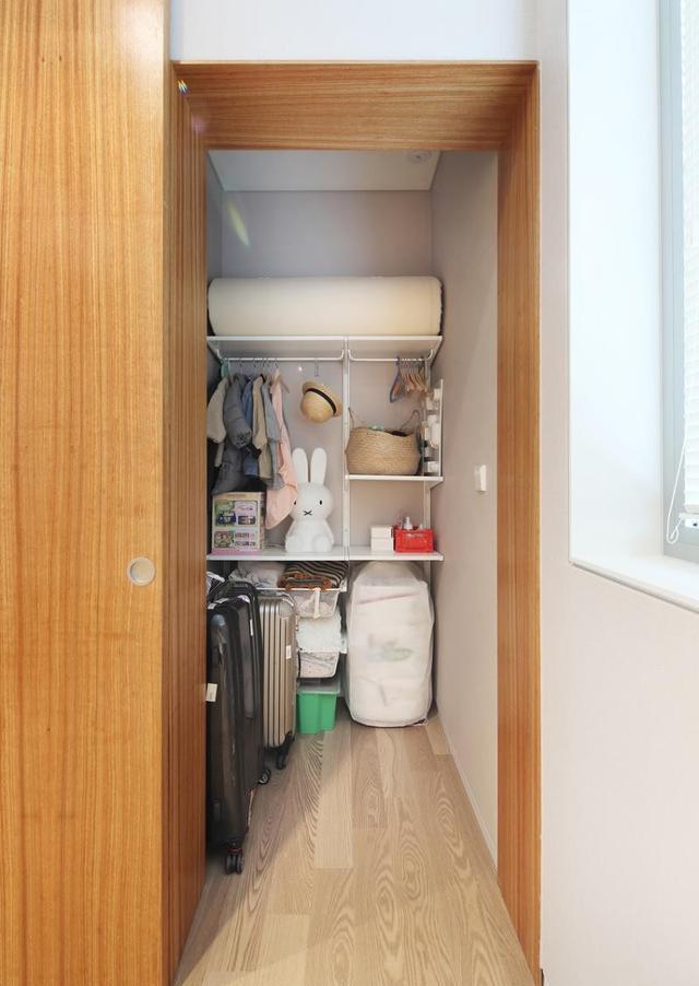 153两层小楼，天井封顶变身室内花园，一家3口的生活惬意十足