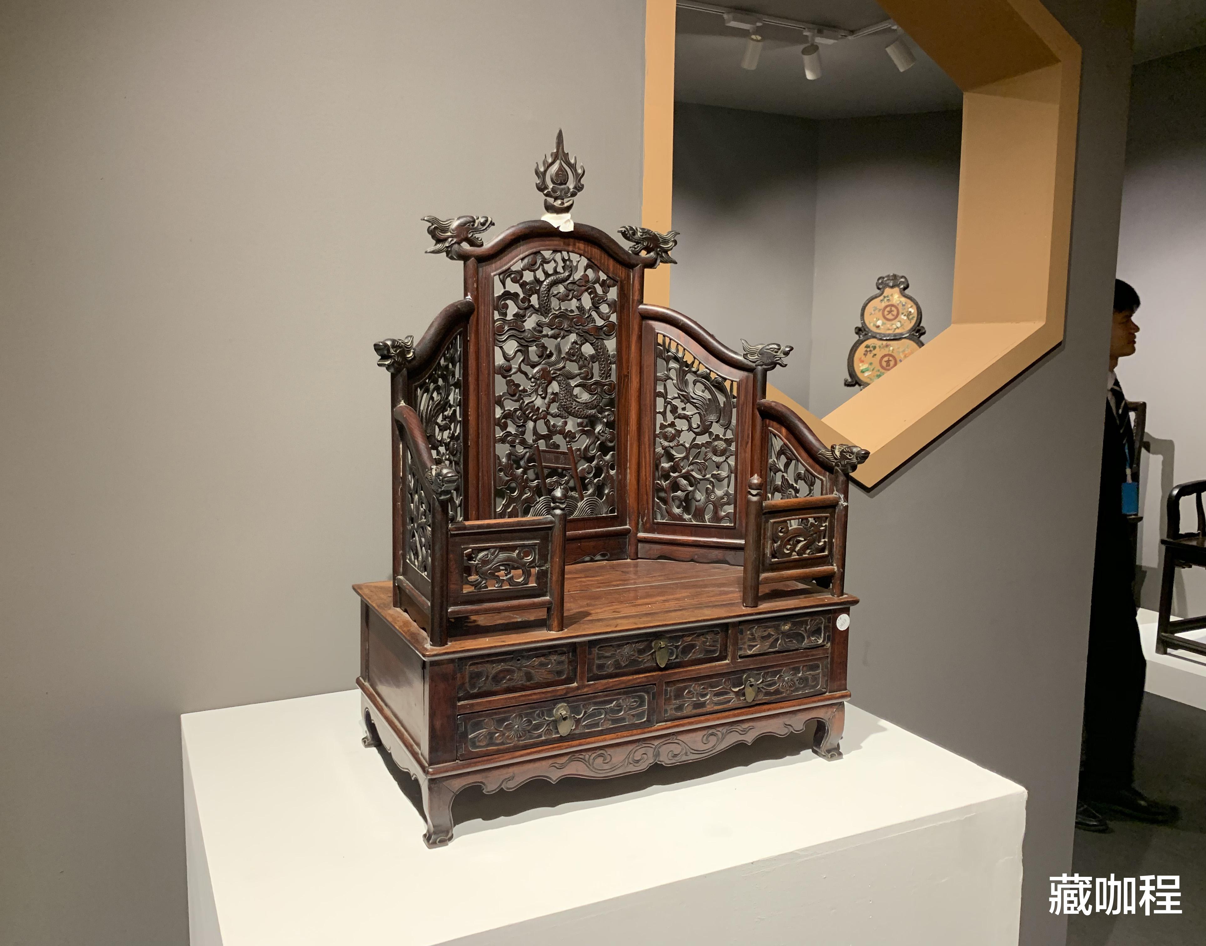 |局部有修配，黄花梨麒麟纹镜台25.3万成交