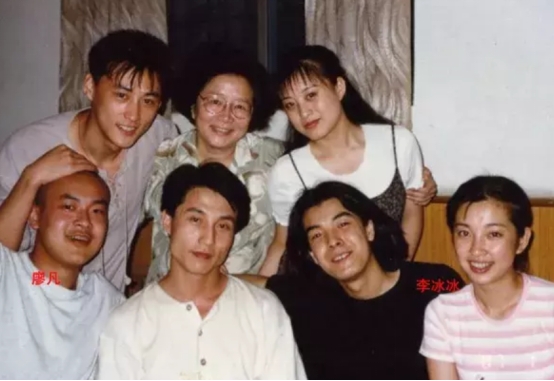 廖凡|影帝廖凡骑2万单车出行，胡子拉碴男人味十足，头发半白略显沧桑