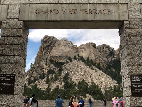 翡翠|拉什莫尔山号称石像山,山后还有一个密室,里面藏着“珍贵”文物