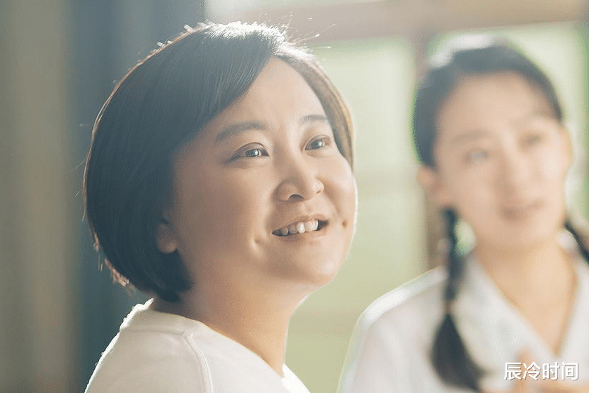 贾玲|贾玲穿拖鞋走大街，“胖”出新高度，网友：感觉都上200斤了