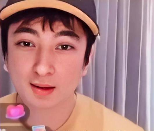 王思聪|王思聪也开始直播了？让网友别给他刷礼物，直言自己零花钱有几亿