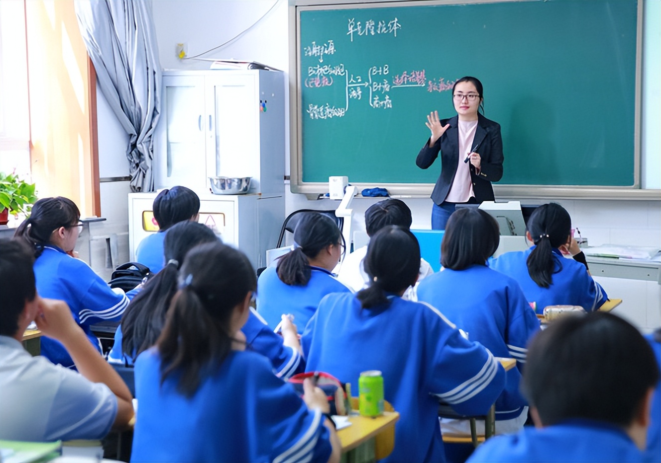 教师|本以为教师的工作足够体面,看完教师女友的工资条,男生沉默了