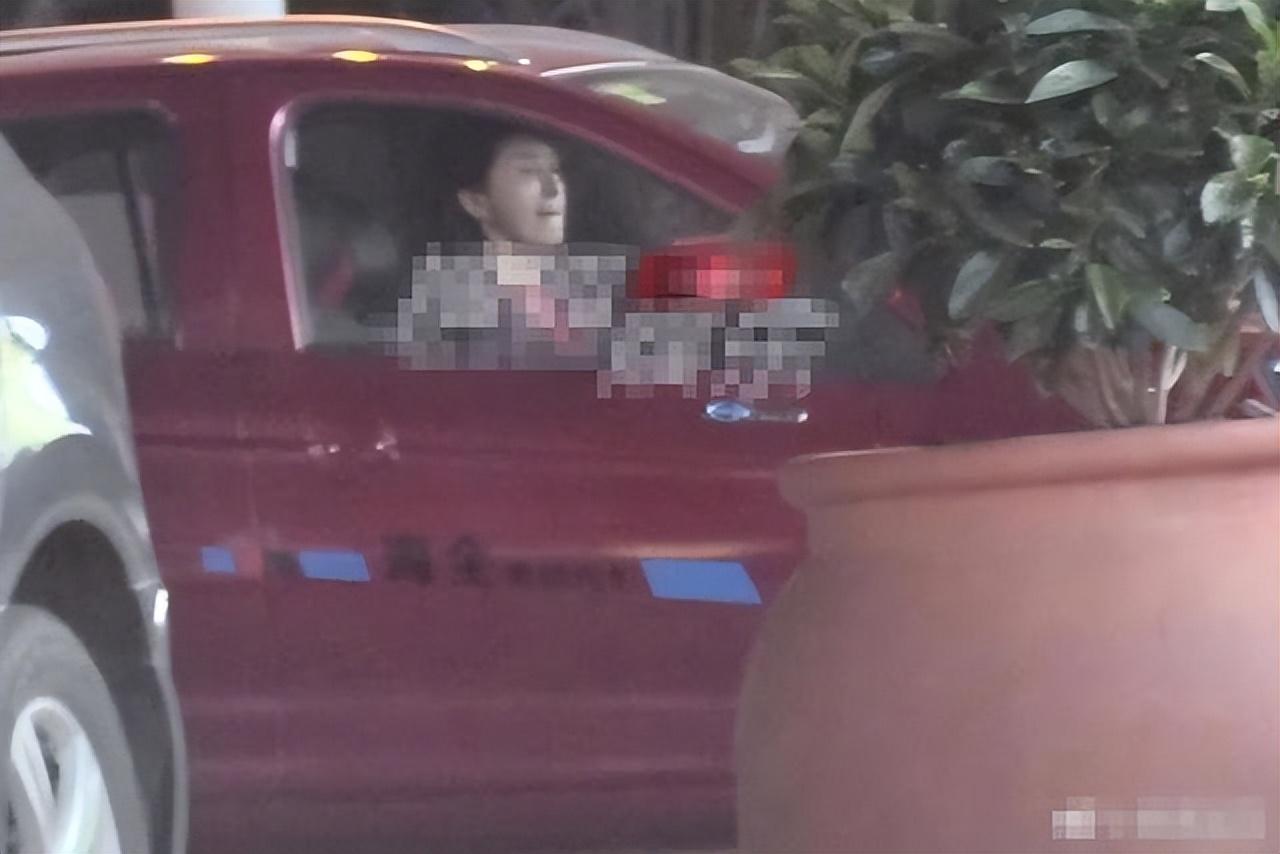 金巧巧|金巧巧水上秀美腿!穿露肩裙,一双筷子腿又白又细