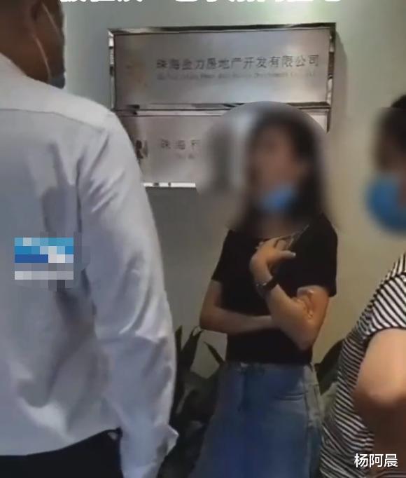 广东珠海:新房漏水女子找开发商索赔,被一巴掌打倒在地