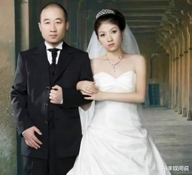 李保田|75岁李保田定居山东威海！独自荡秋千仍显老当益壮，打扮低调朴素