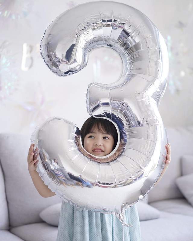 37岁前TVB花旦为3岁女儿庆生,豪宅内景太朴素,富二代老公未现身