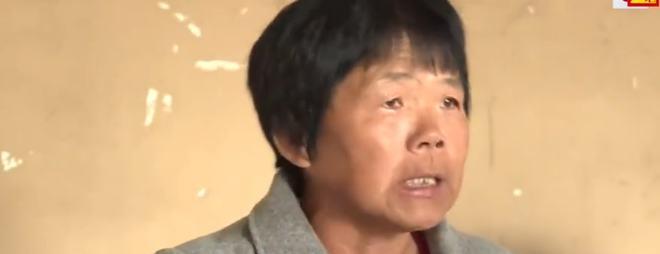 富商儿子2岁离奇失踪,32年后在山区找到,认亲会“跪食”父母恩
