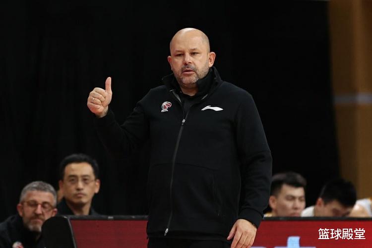 雅尼斯|雅尼斯下课后续！与全队道别，将同4外援一起回国，选帅情况更新
