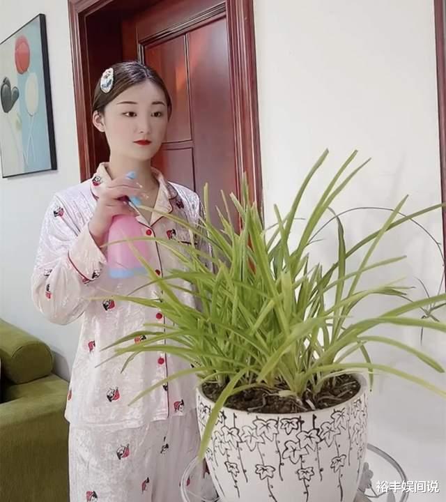 陈亚男|陈亚男亲自为家人做红烧肉,刀工娴熟色香味俱全,一家三口太温馨