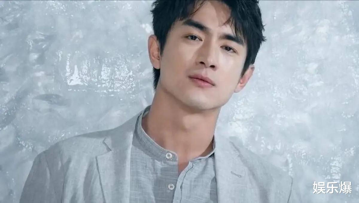 赵丽颖|赵丽颖现身机场进组《与凤行》，好身材获称赞，马甲线令人惊讶