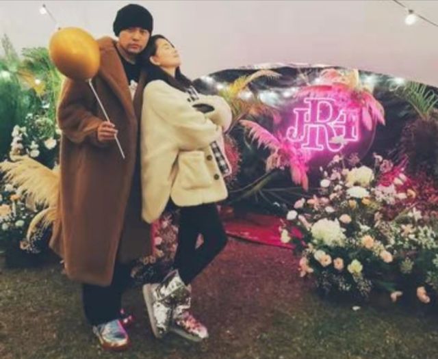 周杰伦|昆凌晒照为周杰伦庆生，身穿情侣装超甜蜜，两个孩子近照可爱