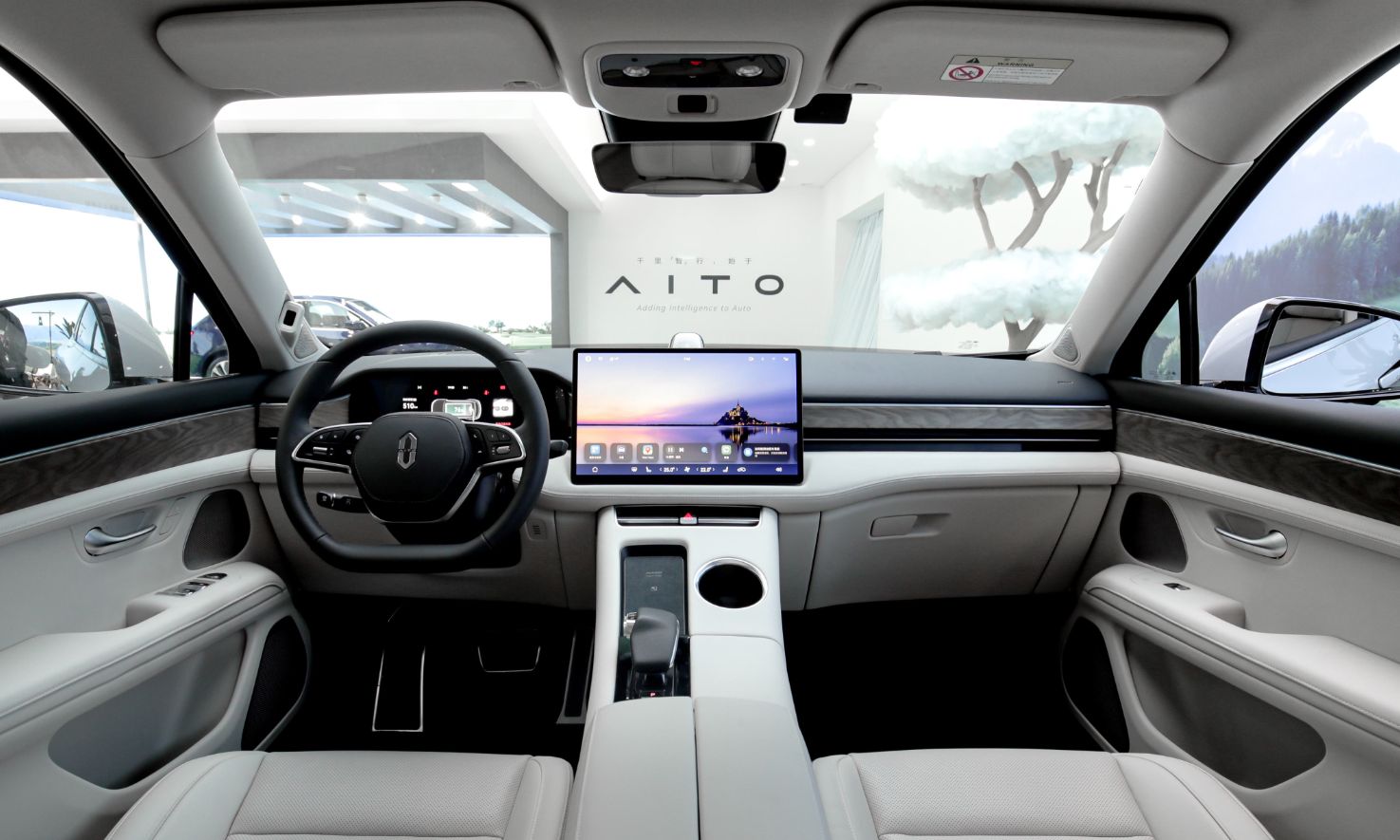 折叠屏|总裁亲自站台！华为余承东亲测问界M5：开1400km只需“加一点油”