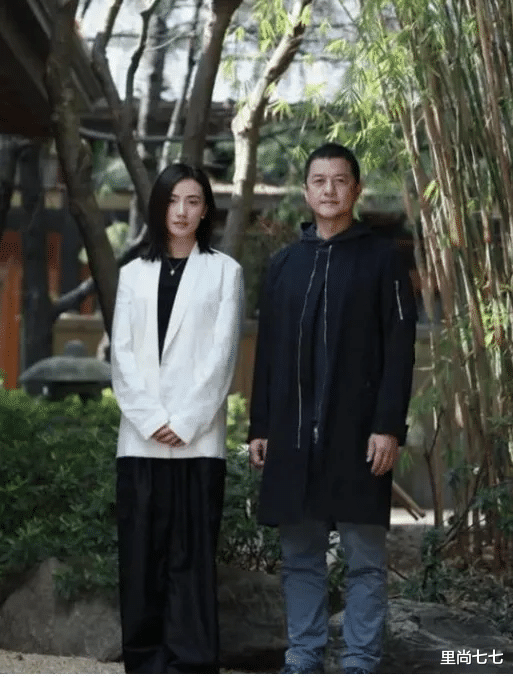 李亚鹏|李亚鹏90后娇妻产后4天晒照,高调晒一家三口,躲丈夫怀里超害羞