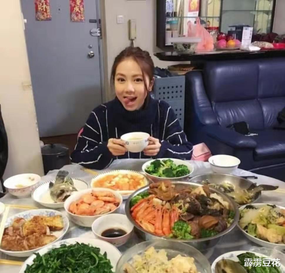 钟楚红|63岁钟楚红晒过年照片,穿牛仔裤悠闲喝咖啡,体态轻盈似少女