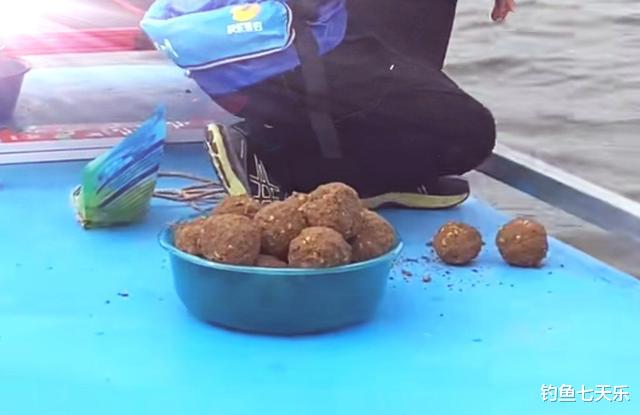 李大毛|王者之战再惹争议,垂钓选手成打窝机器,网友:欠李大毛一个道歉