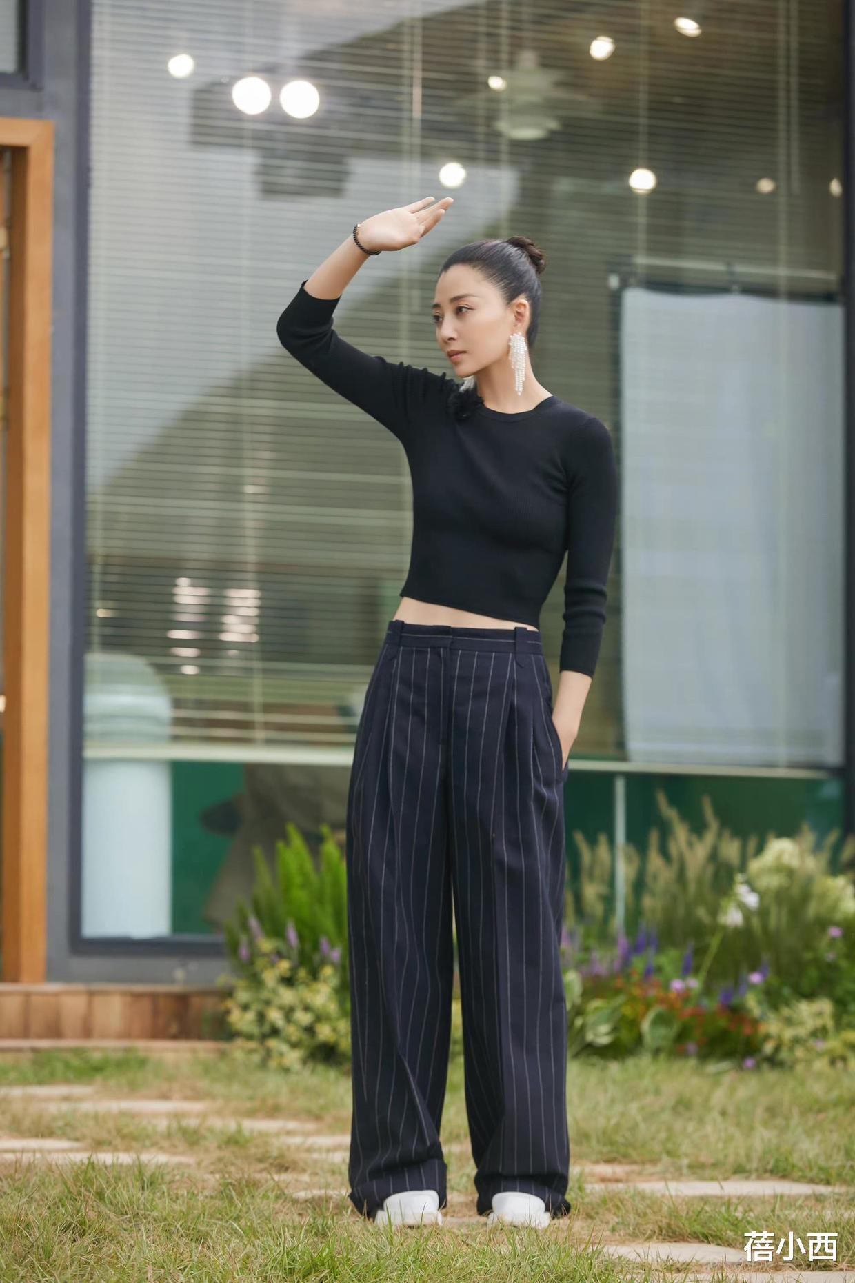 美容 “殷桃”终于剪了短发，穿亮片裙配黑丝袜亮相，美腿让人目不转睛