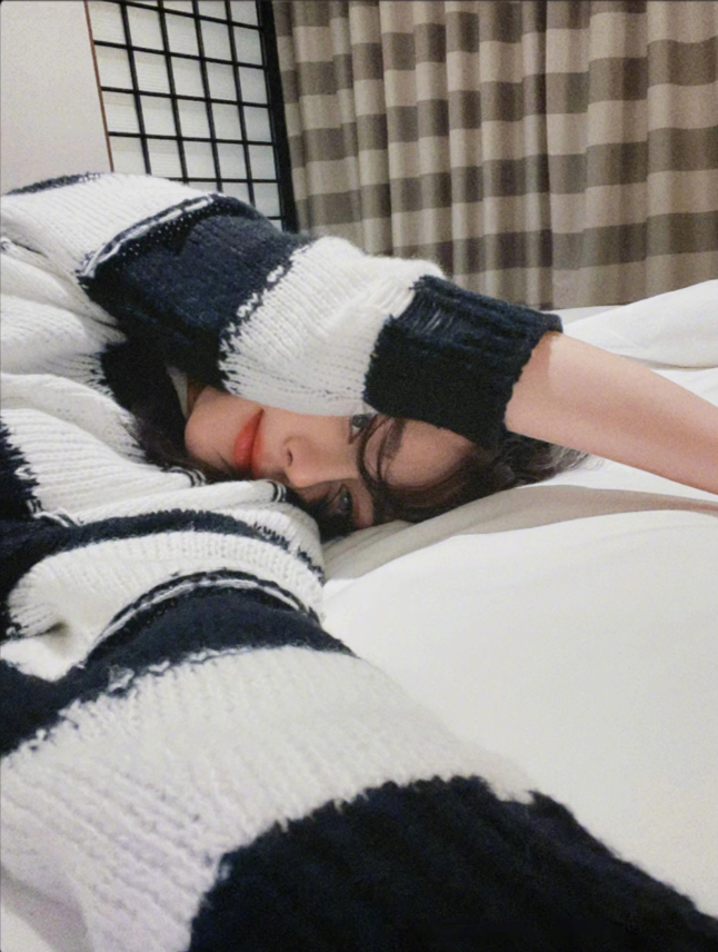 迪丽热巴|迪丽热巴晒拍立得自拍，挑战自拍新角度，摇晃在夏日的慵懒阳光