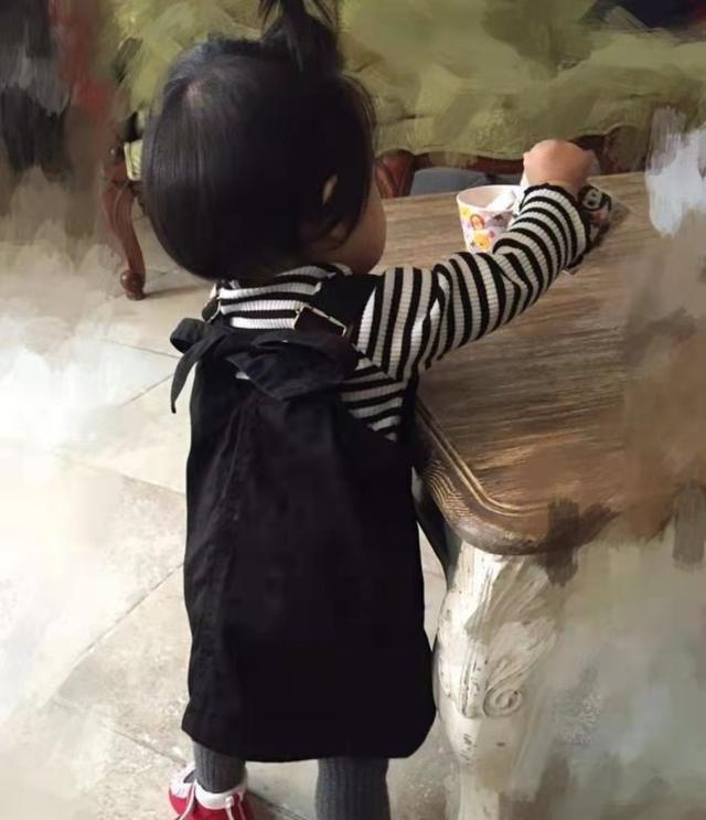 参观邓超现实的豪宅，家里大门是全铜设计的，装修太奢华了