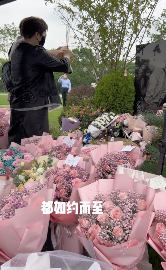 乔任梁|陈乔恩携丈夫到乔任梁墓地看望,带来粉色玫瑰,与乔妈妈温暖相拥