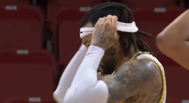 穿衣搭配 贼逗！又掉发带，莫兰德捡起后随手一戴，解说神调侃：变成脖套了