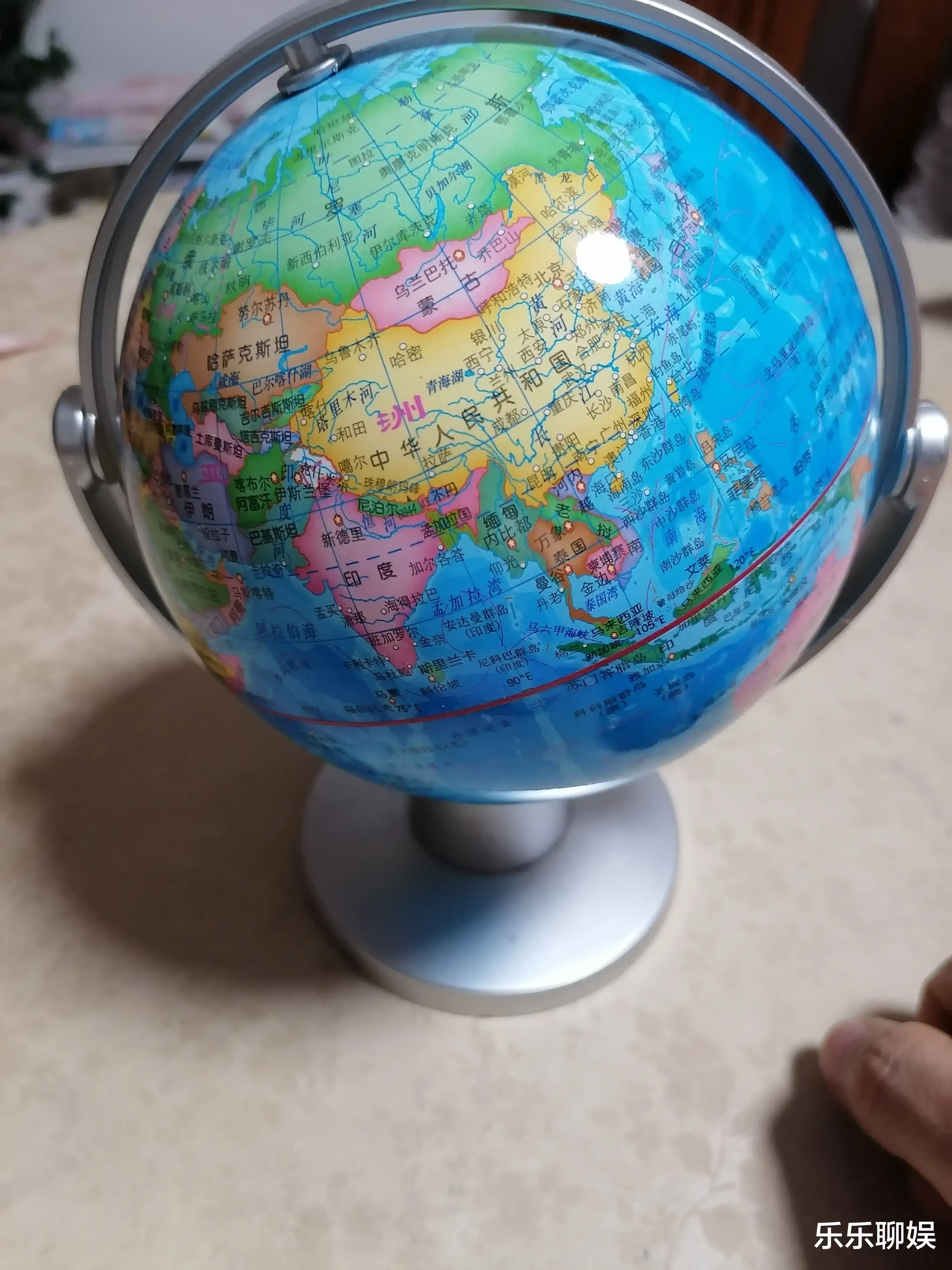 地球围绕太阳公转是因为太阳对地球有引力,那地球为什么自转?