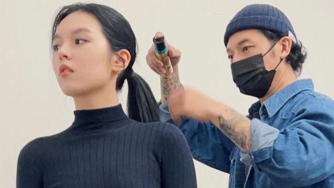 李咏|李咏的女儿更新动态，配上三个模特走秀的表情包，看起来心情不错