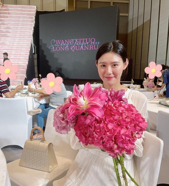 刘湘|泳坛女神晒近照!笑容甜美,大花格裤子抢镜,泳坛的颜值天花板?