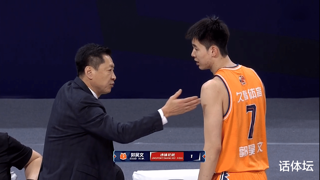 上海男篮|15分大胜！CBA最强国产3叉戟，李春江痛失大将，5大悍将创纪录！