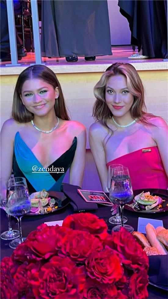 赞达亚|谷爱凌穿中国红气场全开 与赞达亚破次元梦幻合照