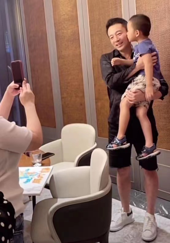 汪小菲|汪小菲吐露心声,称许久未抱孩子言语哽咽,抱顾客家孩子满眼父爱