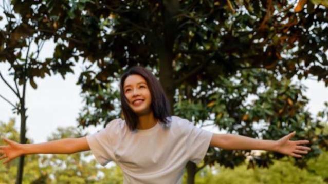 李沁|“小水杯”的牛仔短裤搭配白色短袖，李沁草地上彻底放飞自我！