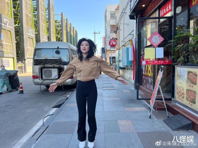 朱珠|朱珠忙拍戏仍坚持健身,晒开合跳照,只可惜非主流发型太显脸浮肿