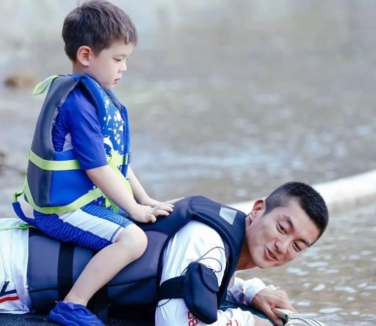 杜宇麒|嗯哼看不惯陈小春吃饭坐姿,陈小春:我们穷人家,太子你回房吃吧