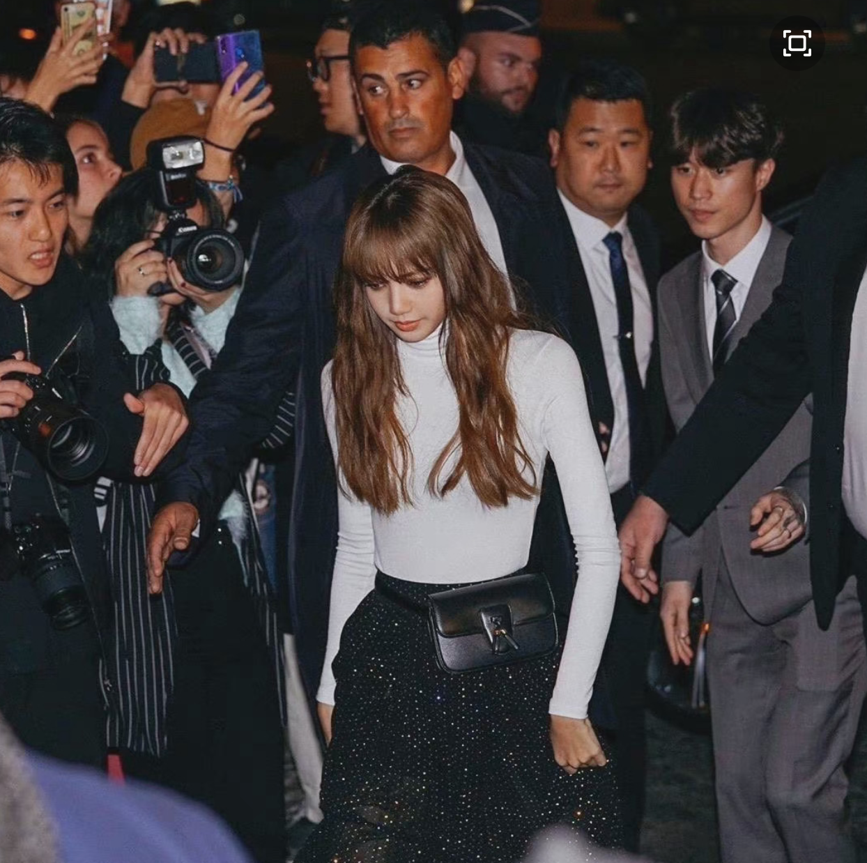 lisa lisa真的是绝美，怼脸照无懈可击，铁刘海如何保持的呢？