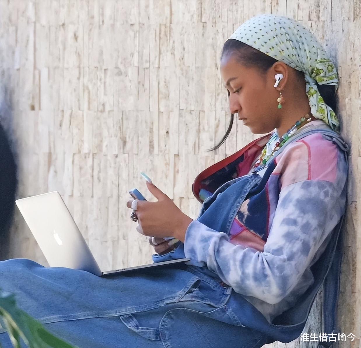 米歇尔·奥巴马|奥巴马俩女儿穿健美服，身材一个丰腴一个纤瘦，姐姐五官神似父亲