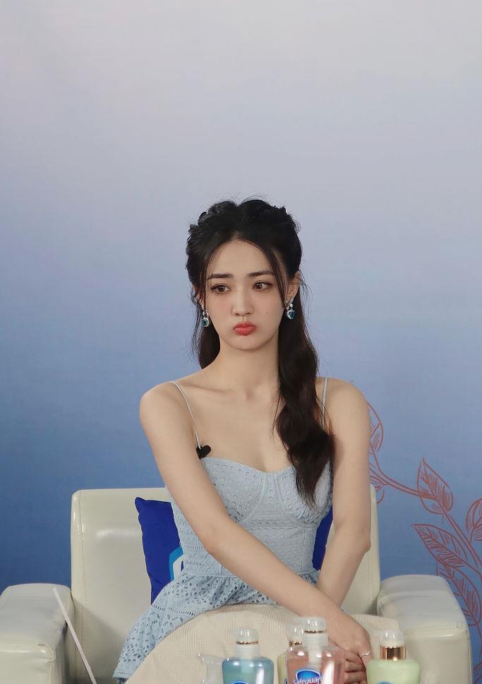 何超莲|徐璐参加品牌活动微卷长发宛如公主 穿浅蓝色连衣裙清新动人